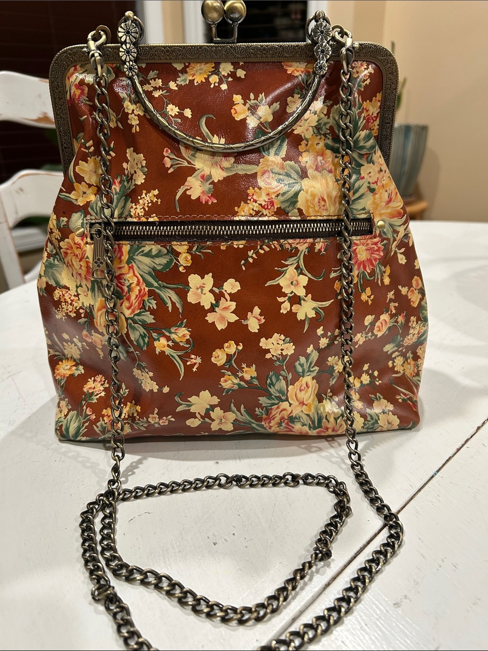 Kiss Lock Leather Shoulder Bag vintage-inspired silhouette